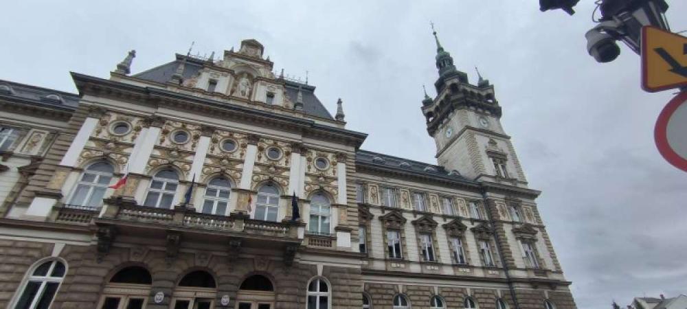 Budynej Ratusza miejskiegow Bielsku-Białej. Na frontonie widoczne są kolumny i zdobienia.
