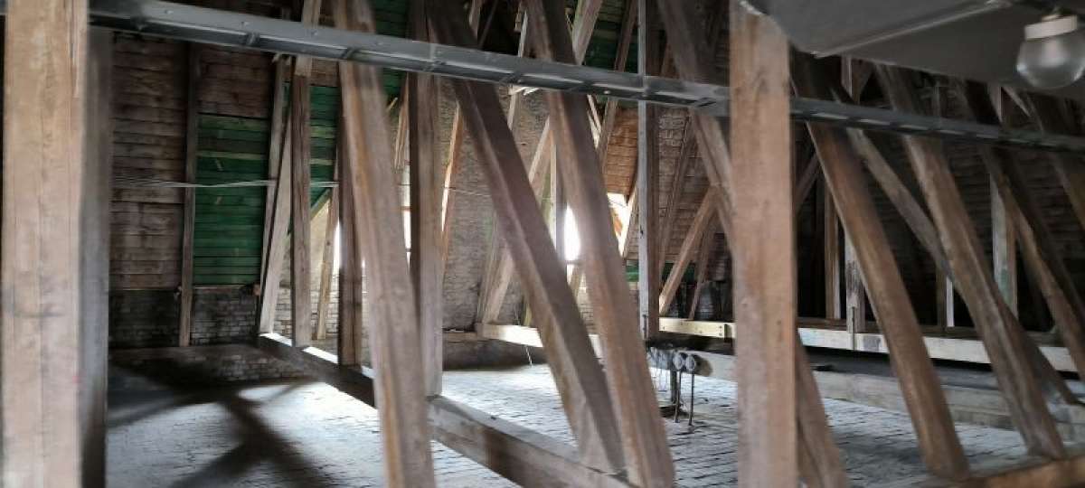 Drewniane belki na wieży Ratuszowej po skosie