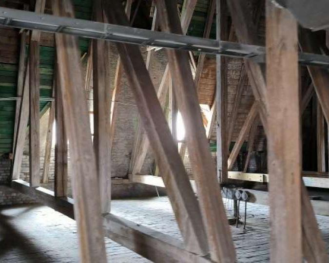 Drewniane belki na wieży Ratuszowej po skosie