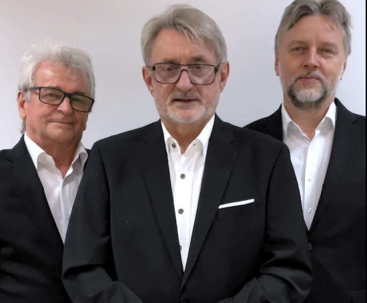 Trio Andrzeja Jagodzińskego w czarnych marynarkach