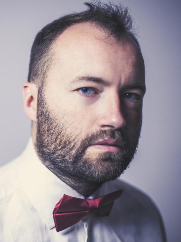 Pianista w białej koszyli i czerwoną muszką